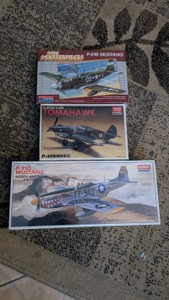 17 2 fighter airplane model kits WW2 WWII p-51d mustang Curtis p-40b tomahawk lot