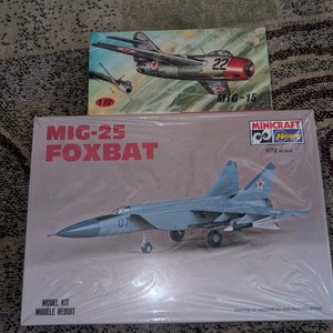 172 Soviet military model kit lot of two mig-25 foxbat mig-15 plastikiovy minicraft