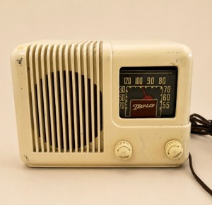 1940s Cream Colored Trav-Ler Karenola Radio & Television Corp.