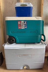 S - Cooler Set Rubbermaid & Igloo Wheeled (Lot of 3)
