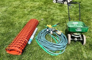 S - Garden Spreader & Hose Lot Scotts Turf Builder EdgeGuard