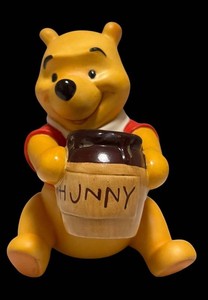UB1 - Winnie the Pooh and the Honey Tree Vintage Walt Disney Collectors Society Figurine
