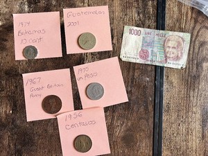 1974 Bahamas 10 Cent, 1967 Great Britain Penny, 1970 Un Peso, 1956 Centavos, 2001 Guatemalan coin and 1000 Italian Lire banknote.