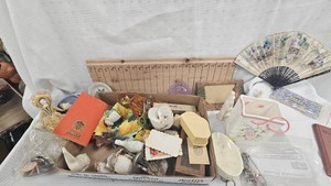 AdvertisingCollector Buttons, Vintage Figures, Vase, Pictures
