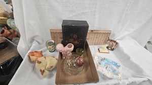 Vintage Dollhouse Bathroom Set, Small Vintage Figurines, Vase, Etc