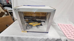Ertl CR8090 Combine, 132 Scale, Like New, In Box