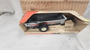 116 Scale New Idea Spreader in Box