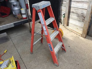 LOUISVILLE 4 Ft FIberglass Step Ladder
