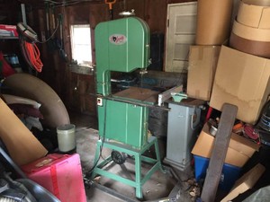 GRIZZLY Upright Band Saw - On Rolling Base