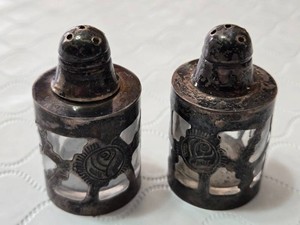Vintage 925 Stamped Silver Salt and Pepper Shakers with Glass and Fish Motif Design - 62g including the glass