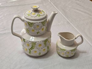 Enesco Daisy Pattern Teapot and Creamer E9409