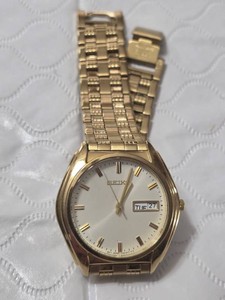 Seiko V743-8B09 Mens Watch with Gold Tone Stainless Steel Band and Day-Date Feature