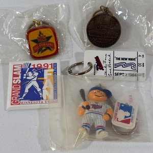 (5) Minnesota Twins Vintage Keychain and Pin Lot - Baseball