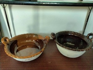 These are traditional Mexican clay pots, or cazuelas de barro, known for their brown glazed interior finish