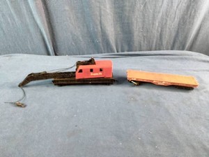 HO Scale TYCO Santa Fe operating crane and matching boom tender car.