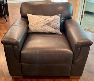 Digio Leather Chair With Pillow - Matches lot 2