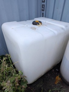 Pallet sized plastic liquid holding tank