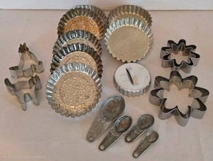 DR - Tart Pans, Cookie Cutters & Measuring Spoons Mixed Lot