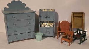 LL - Miniature Dollhouse Furniture & Accessories (Lot of 11)