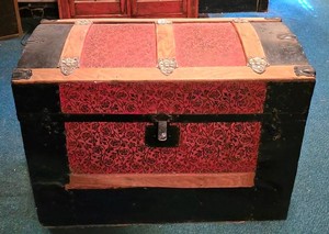 LL - Vintage Trunk Red Floral Interior With Tray