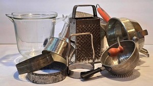 DR - Vintage Kitchen Strainers & Measuring Cup Mixed Lot