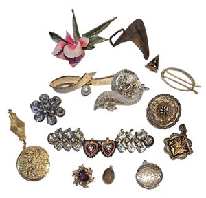 DR - Vintage Costume Jewelry Brooch Pendant & Locket Mixed Lot