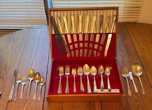 LR - Vintage Flatware Set - Oneida Tudor Plate