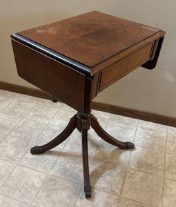 DR - Drop Leaf Accent Table - Vintage Flame Mahogany