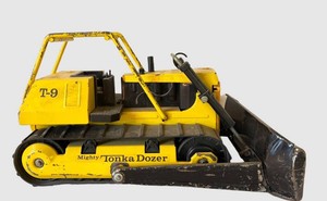 FR - Vintage Tonka Dozer Model 3907 Pressed Steel Bulldozer