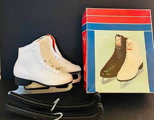 FR - Figure Skates Size 6 With Guards