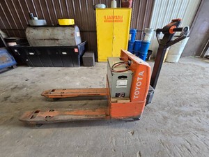 2001 Toyota 4000lb Pallet Jack