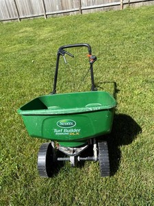 Broadcast Spreader - Scotts Turf Builder EdgeGuard DLX