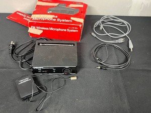 Wireless Microphone System - Vintage Realistic FM 32-1221A