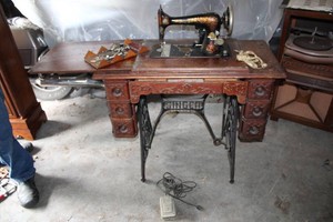 Singer Antique Sewing Machine...