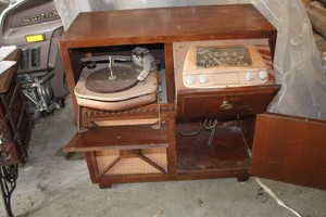 50s Era Radio and Phonograph...