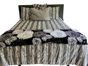 GBR - Queen Bedding Ensemble Comforter, Shams & Throw Blanket