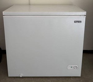GLL - Chest Freezer - Magic Chef HMCF7W4