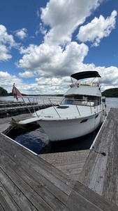 1987 Carver Yacht on the St. Croix at the Bayport Marina - No Reserve