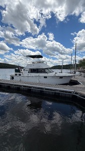 1987 Carver Yacht on the St. Croix at the Bayport Marina - No Reserve