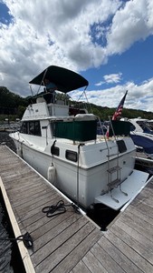 1987 Carver Yacht on the St. Croix at the Bayport Marina - No Reserve
