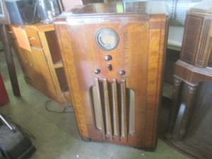(A-2) Vintage Philco 37-670 Console...