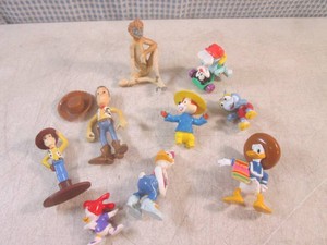 (EC1) Small Toy Figures...