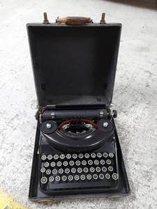 Underwood Portable Typewriter Black 4-Bank w Carry Case Vintage