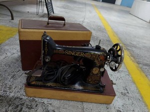Singer 99 Portable Sewing Machine Bentwood Case Electric Motor - in Good Working Condition