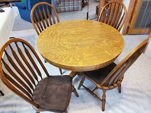 Gorgeous Oak Table with 4 Amish Made Sturdy Chairs