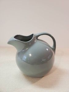 Very collectible Beautiful Hall Made in the USA 633 Pitcher - Rare Color