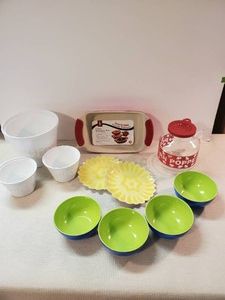 Various Kitchen Items New oven to table Ceramic Bakeware, Popcorn dishes, Colorful bowls and more