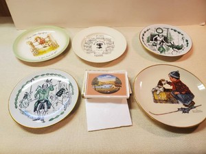 5 Vintage Ceramic Plates and ceramic hotplate, 1976 Bicentennial, Dickens Scrooge and more