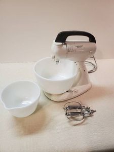Vintage Working Hamilton Beach Mixer and mixing bowls
