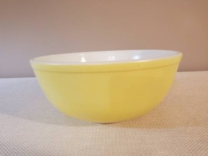 Solid Yellow Pyrex Bowl #404 No chips or cracks